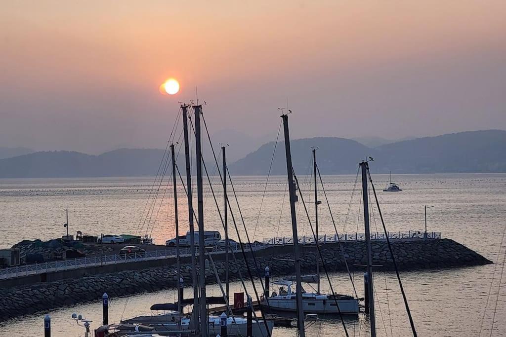 The Castle Ocean Suite Yeosu Exteriör bild