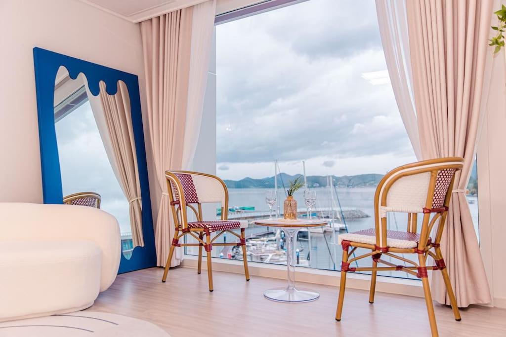 The Castle Ocean Suite Yeosu Exteriör bild