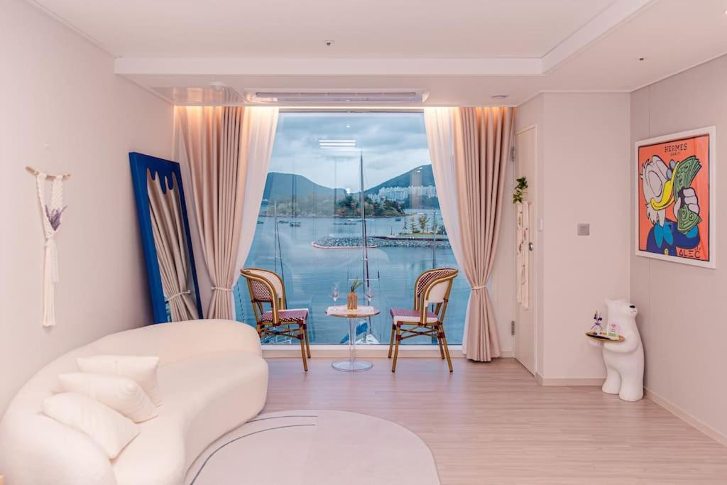 The Castle Ocean Suite Yeosu Exteriör bild