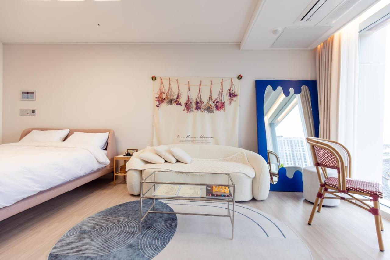 The Castle Ocean Suite Yeosu Exteriör bild