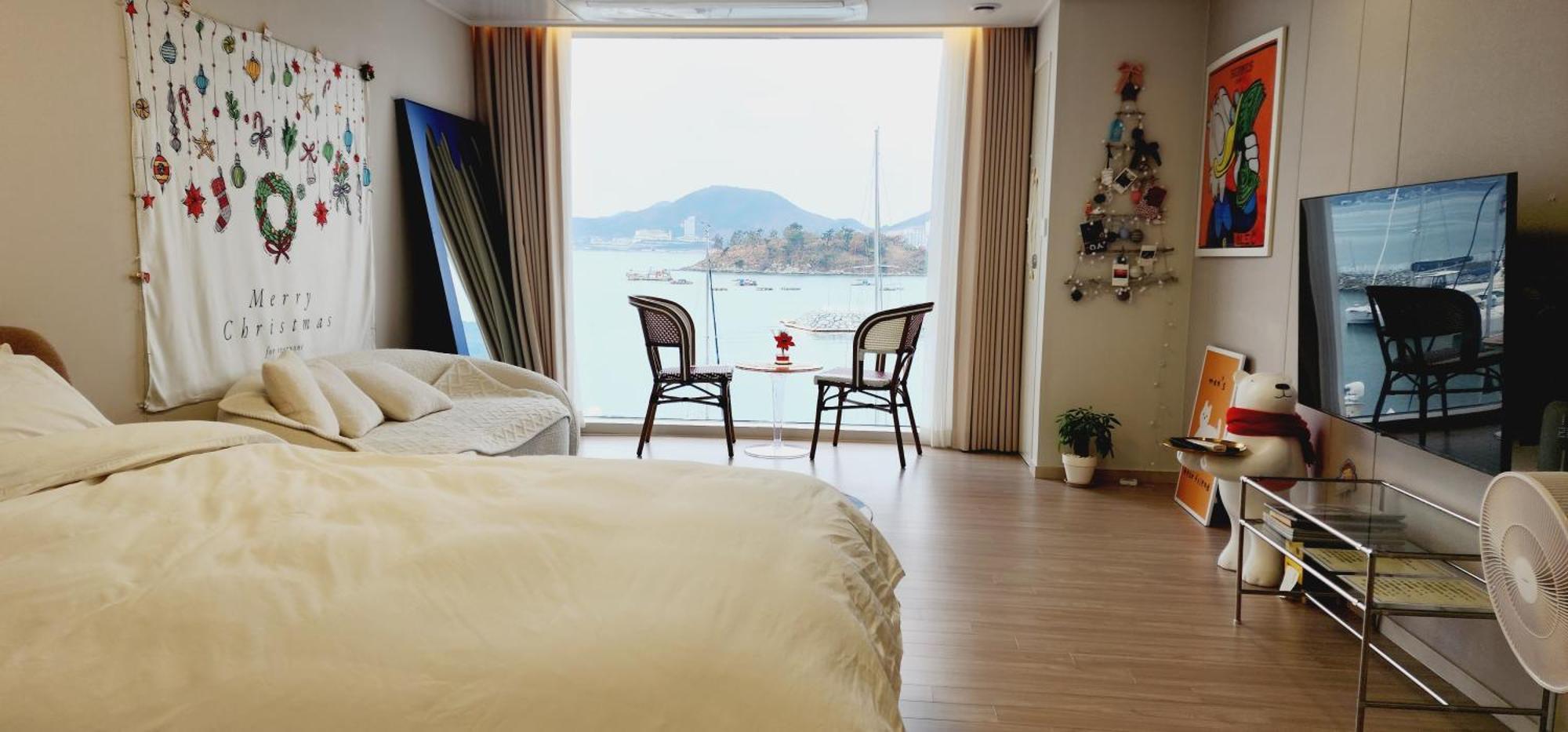 The Castle Ocean Suite Yeosu Exteriör bild